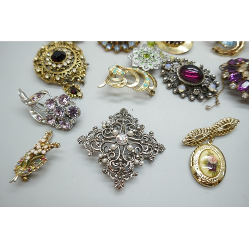 7131 - A collection of costume brooches