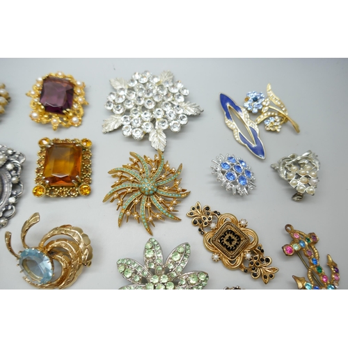 7131 - A collection of costume brooches