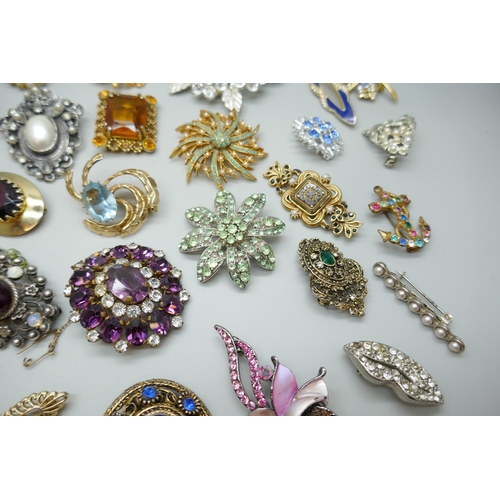 7131 - A collection of costume brooches