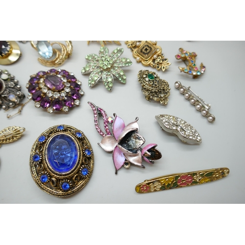 7131 - A collection of costume brooches