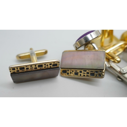 7133 - Over 60 pairs of cufflinks