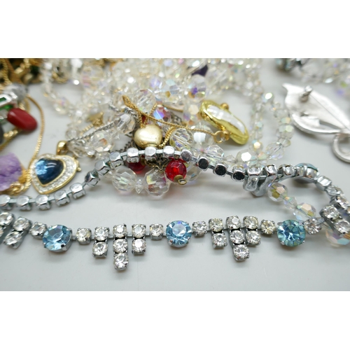 7134 - A collection of costume jewellery