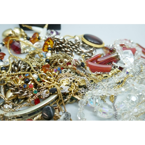 7134 - A collection of costume jewellery