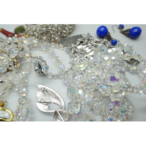 7134 - A collection of costume jewellery