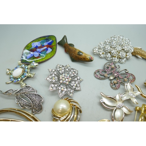 7135 - A collection of costume brooches