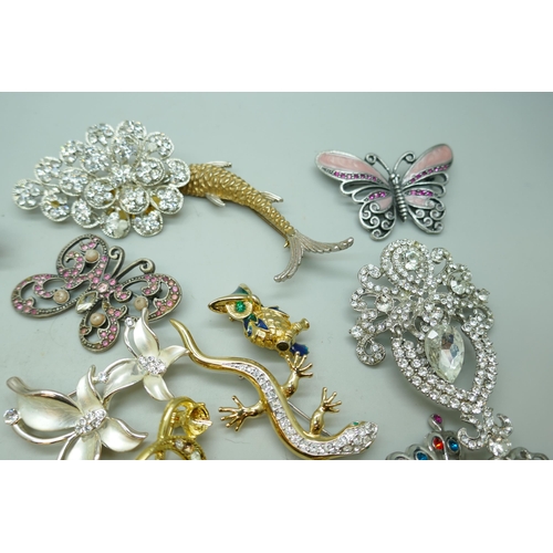 7135 - A collection of costume brooches