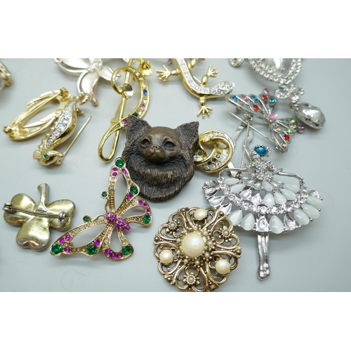 7135 - A collection of costume brooches