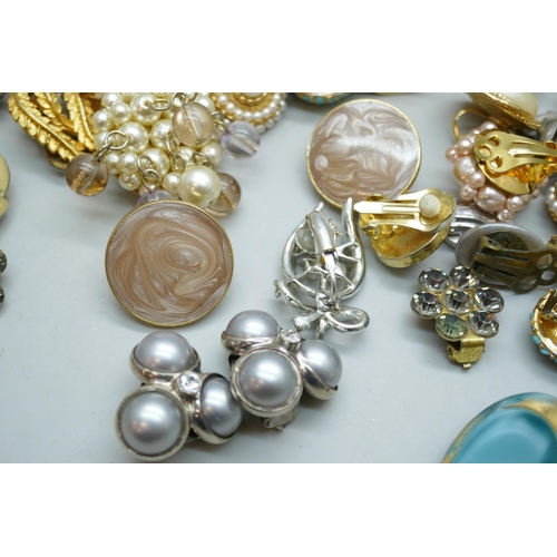 7137 - Assorted vintage clip-on earrings