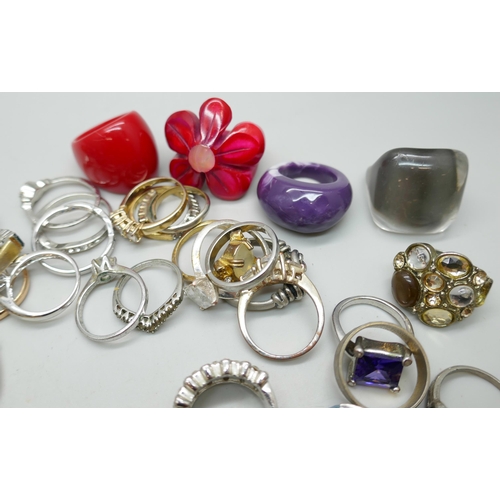 7139 - A collection of 85 costume rings