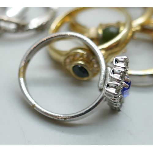 7139 - A collection of 85 costume rings