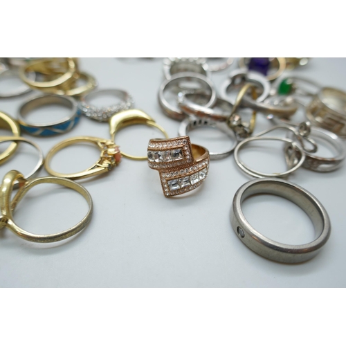 7139 - A collection of 85 costume rings