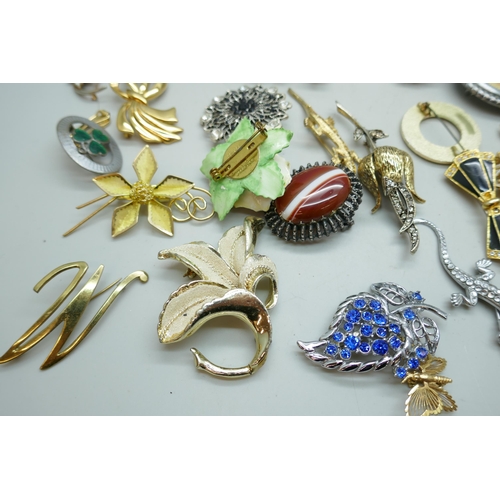 7141 - Forty costume brooches