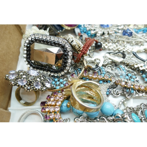 7146 - A collection of costume jewellery