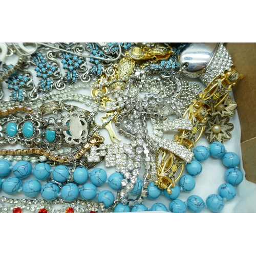 7146 - A collection of costume jewellery