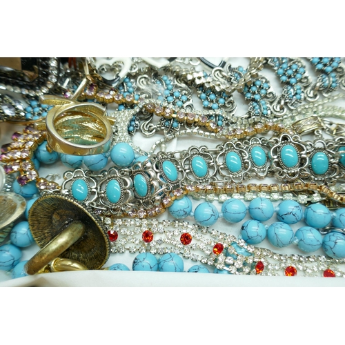 7146 - A collection of costume jewellery