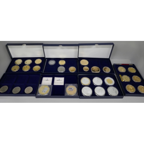 7235 - Seven boxes with a collection of commemorative coins