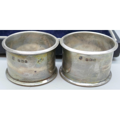 7249 - A pair of silver napkin rings, Birmingham 1918, 53g, cased