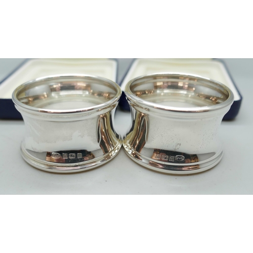 7252 - Two silver napkin rings, 31g, cased