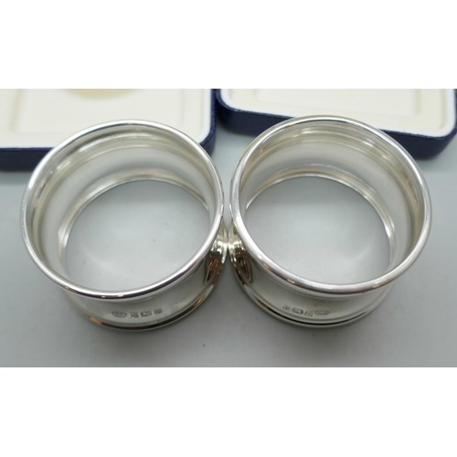 7252 - Two silver napkin rings, 31g, cased