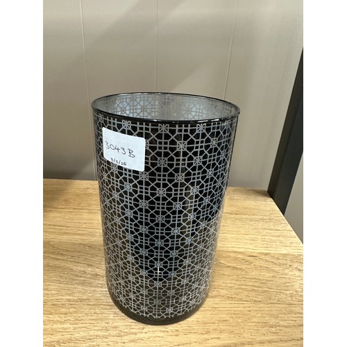 3043B - A black honeycomb glass vase