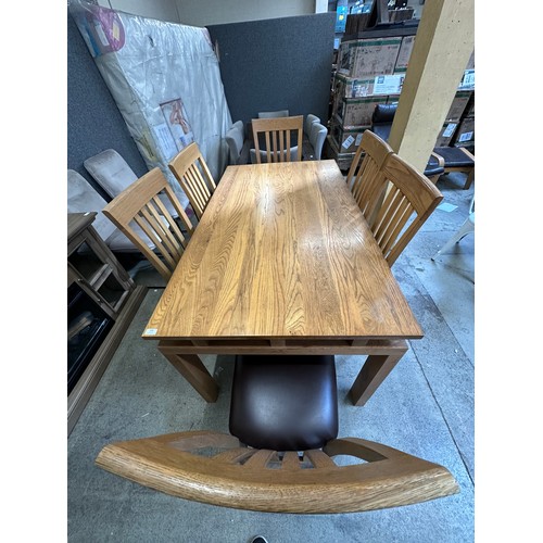 3281 - An oak dining table and six dining chairs