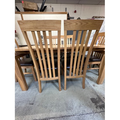 3281 - An oak dining table and six dining chairs