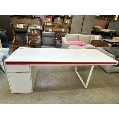 3293 - A large office desk