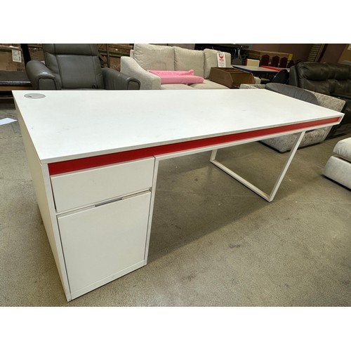 3293 - A large office desk