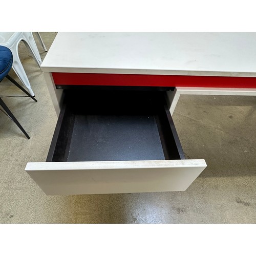 3293 - A large office desk