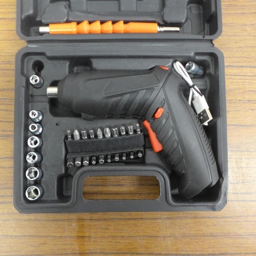 5004 - A cordless drill/driver set with case