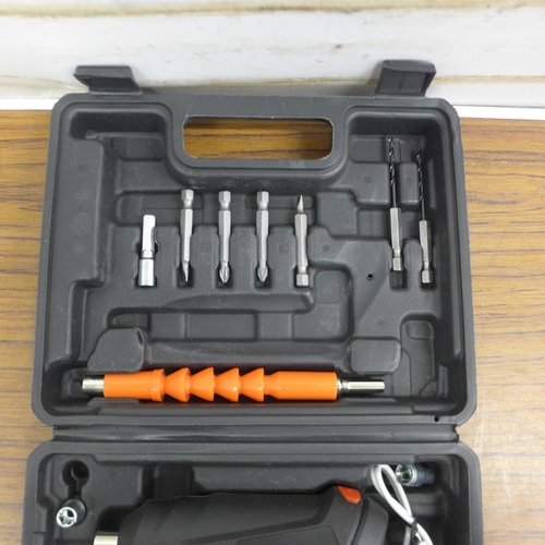 5004 - A cordless drill/driver set with case