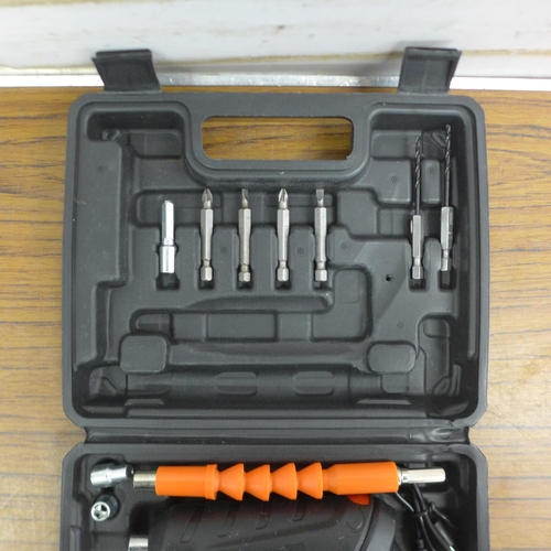 5005 - A cordless drill/driver set in case