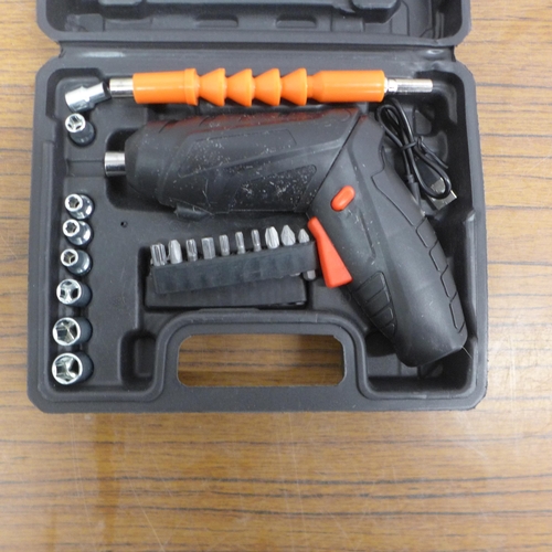 5005 - A cordless drill/driver set in case