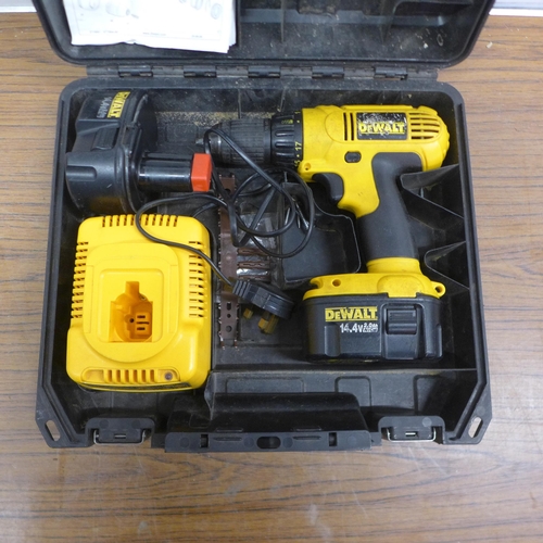 5035 - A DeWalt DC757 14.4V cordless drill with 2 batteries and a battery charger