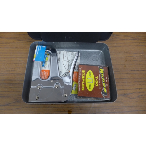 5082 - A Metal lockable security safe - with keys, a stapler and staples