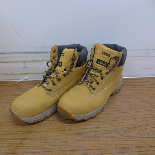 5085 - A pair of Stanley sand coloured work safety boots (UK size 11)