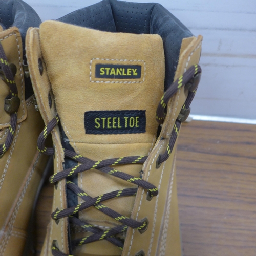 5085 - A pair of Stanley sand coloured work safety boots (UK size 11)