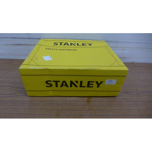 5085 - A pair of Stanley sand coloured work safety boots (UK size 11)