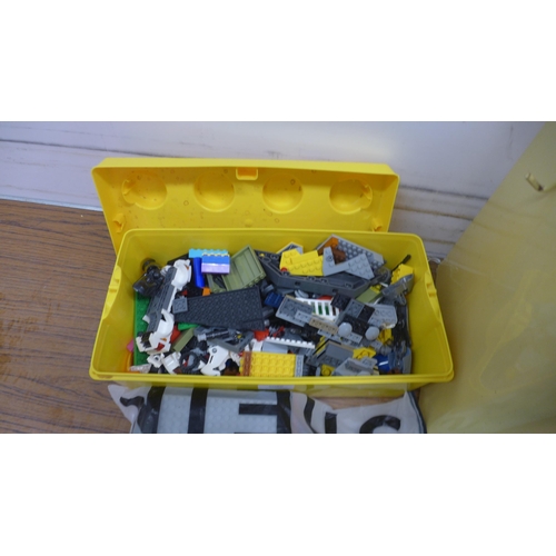 5086 - A quantity of assorted Lego and other building blocks