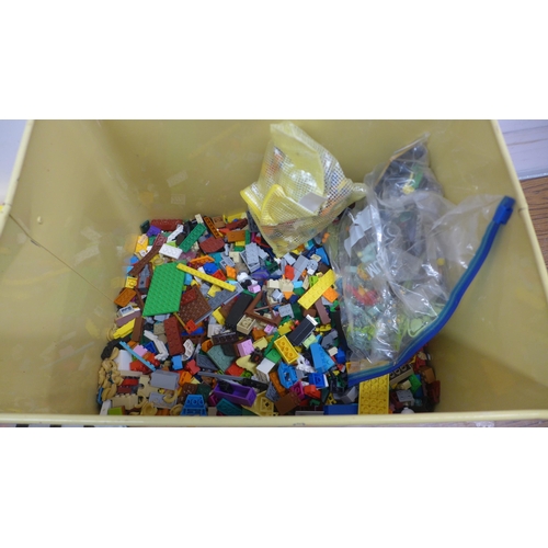 5086 - A quantity of assorted Lego and other building blocks