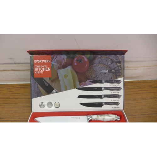 5092 - An Evdrtverh corrugated kitchen knife set - boxed