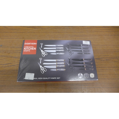 5092 - An Evdrtverh corrugated kitchen knife set - boxed