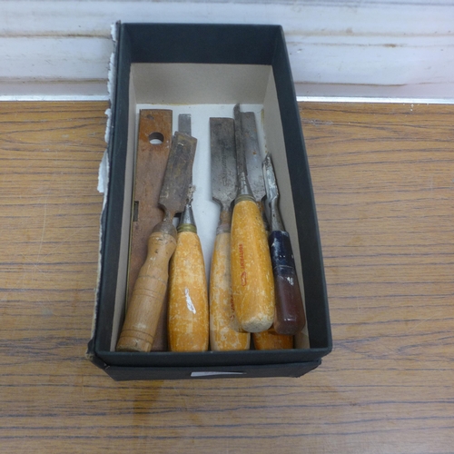 5100 - A quantity of chisels including Footprint and Marples, a boxed Stanley Bailey no.3 plane and a Sword... 