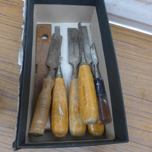 5100 - A quantity of chisels including Footprint and Marples, a boxed Stanley Bailey no.3 plane and a Sword... 