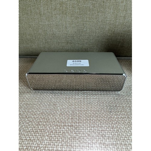 6109 - A wireless charging 10W alarm clock *This lot is subject to VAT