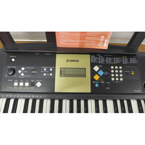 5126 - A Yamaha YPT-220 keyboard with  instructions booklet and power supply