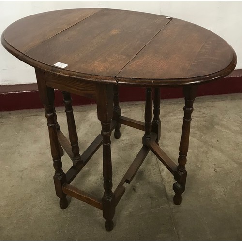 183 - A small early 20th Century oak gateleg table