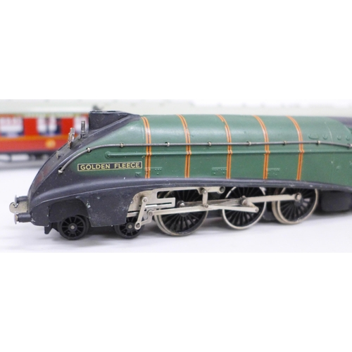 2050 - A Hornby Dublo 00 gauge 2211 model locomotive and tender, E.R. Golden Fleece, two corridor coaches, ... 