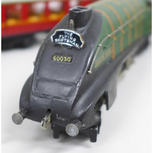 2050 - A Hornby Dublo 00 gauge 2211 model locomotive and tender, E.R. Golden Fleece, two corridor coaches, ... 