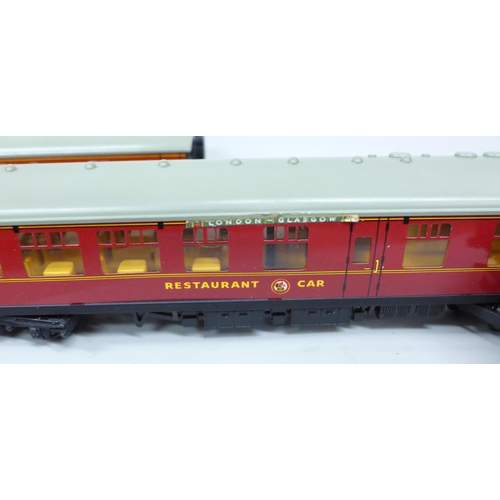 2050 - A Hornby Dublo 00 gauge 2211 model locomotive and tender, E.R. Golden Fleece, two corridor coaches, ... 